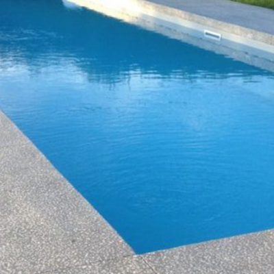 Plage de piscine en béton poncé chez un particulier à Naves-Parmelan, 74370