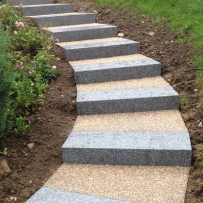 Escalier en blocs granit gris clair avec palier béton désactivé chez un particulier à Chavanod, 74650