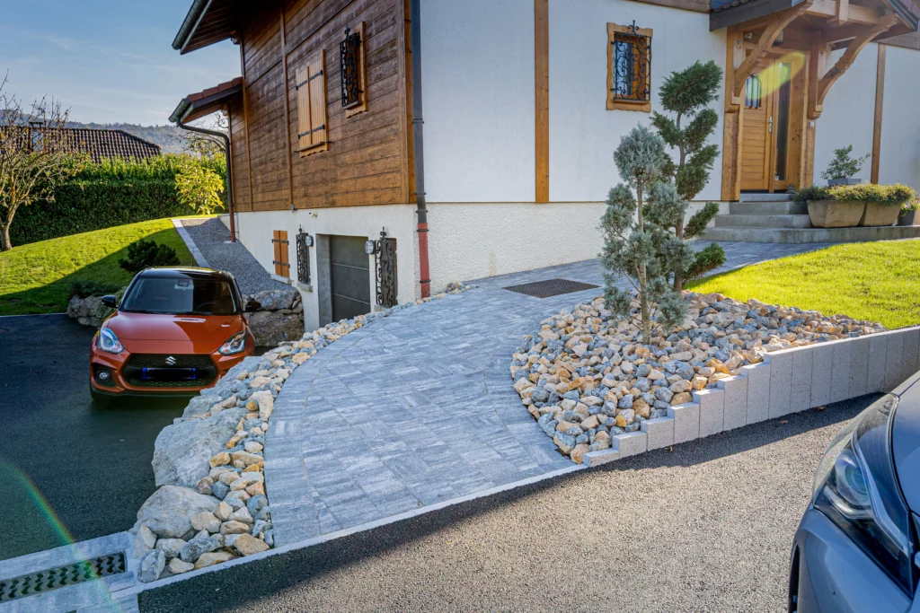 Aravis Enrobage - Massongy - Allée en Pavé avec îlot minéral aménagement d'extérieurs