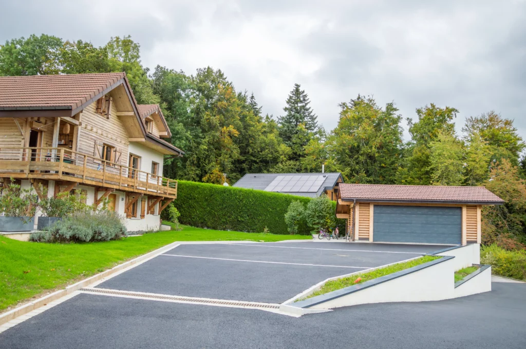 Transformez vos extérieurs avec Aravis Enrobage. Spécialistes en aménagement extérieur, nous vous accompagnons dans tous vos projets : enrobé, béton désactivé, bordures et pavés. Faites confiance à notre expertise pour des finitions impeccables et durables. Créez des espaces à votre image, alliant esthétique et fonctionnalité.