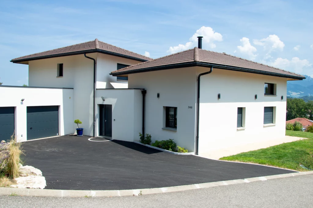 Transformez vos extérieurs avec Aravis Enrobage. Spécialistes en aménagement extérieur, nous vous accompagnons dans tous vos projets : enrobé, béton désactivé, bordures et pavés. Faites confiance à notre expertise pour des finitions impeccables et durables. Créez des espaces à votre image, alliant esthétique et fonctionnalité.