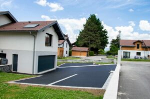 Transformez vos extérieurs avec Aravis Enrobage. Spécialistes en aménagement extérieur, nous vous accompagnons dans tous vos projets : enrobé, béton désactivé, bordures et pavés. Faites confiance à notre expertise pour des finitions impeccables et durables. Créez des espaces à votre image, alliant esthétique et fonctionnalité.
