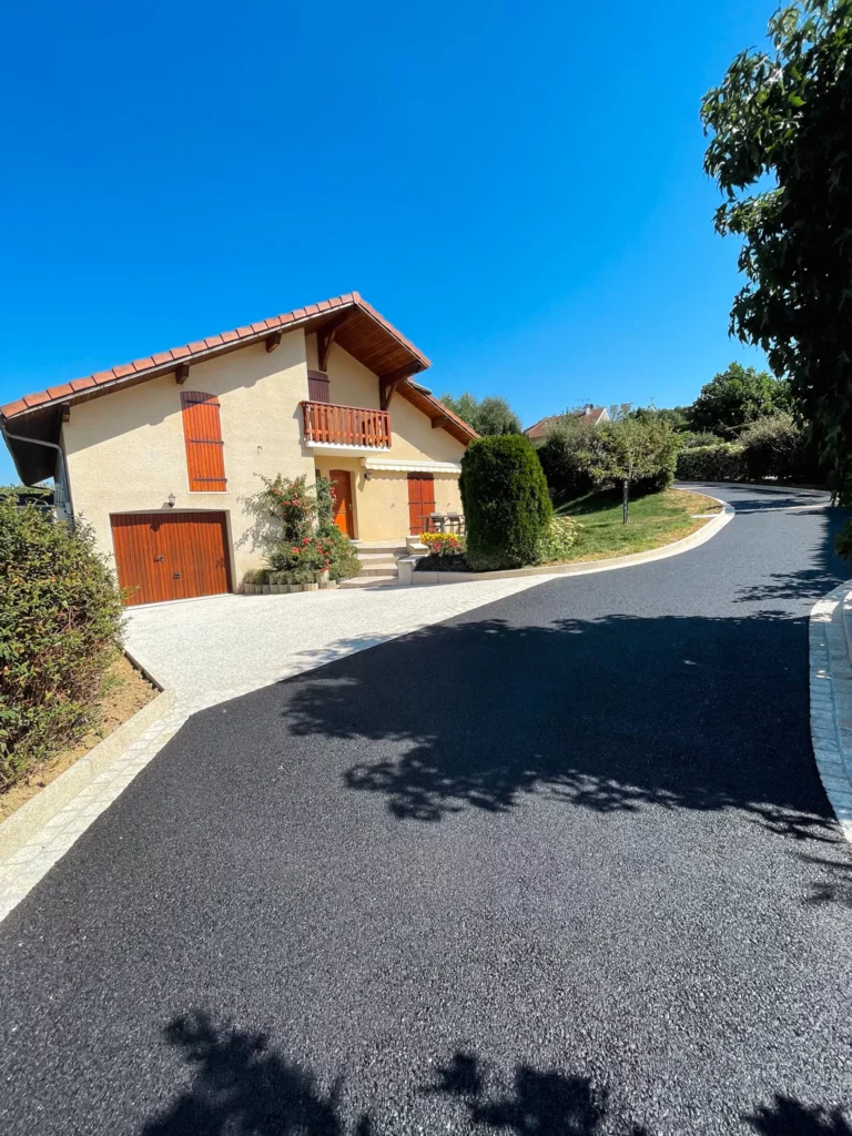 Transformez vos extérieurs avec Aravis Enrobage. Spécialistes en aménagement extérieur, nous vous accompagnons dans tous vos projets : enrobé, béton désactivé, bordures et pavés. Faites confiance à notre expertise pour des finitions impeccables et durables. Créez des espaces à votre image, alliant esthétique et fonctionnalité.