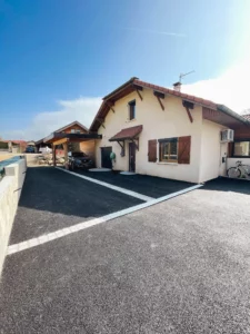 Transformez vos extérieurs avec Aravis Enrobage. Spécialistes en aménagement extérieur, nous vous accompagnons dans tous vos projets : enrobé, béton désactivé, bordures et pavés. Faites confiance à notre expertise pour des finitions impeccables et durables. Créez des espaces à votre image, alliant esthétique et fonctionnalité.