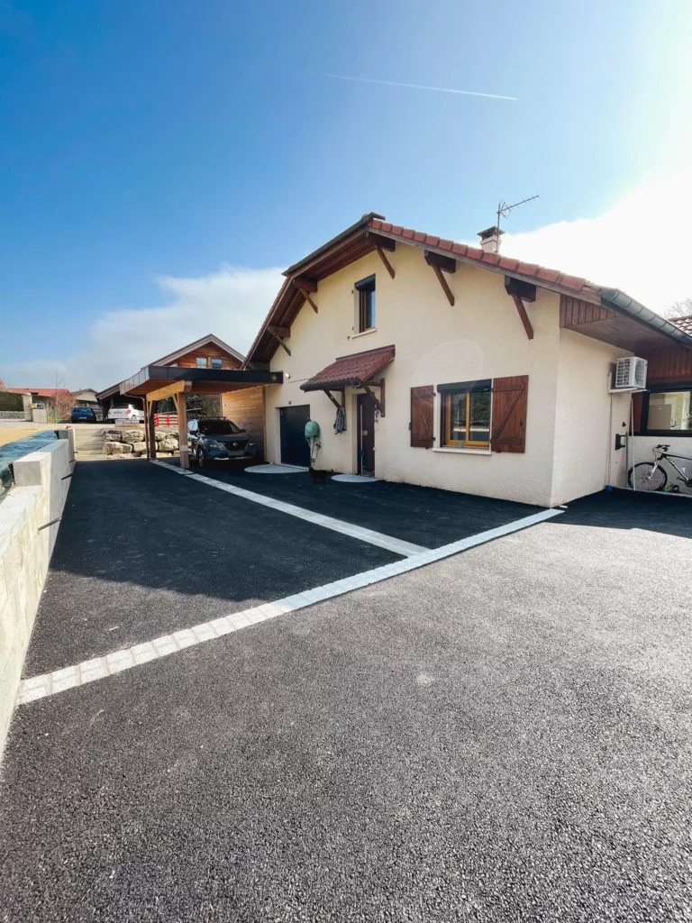 Transformez vos extérieurs avec Aravis Enrobage. Spécialistes en aménagement extérieur, nous vous accompagnons dans tous vos projets : enrobé, béton désactivé, bordures et pavés. Faites confiance à notre expertise pour des finitions impeccables et durables. Créez des espaces à votre image, alliant esthétique et fonctionnalité.